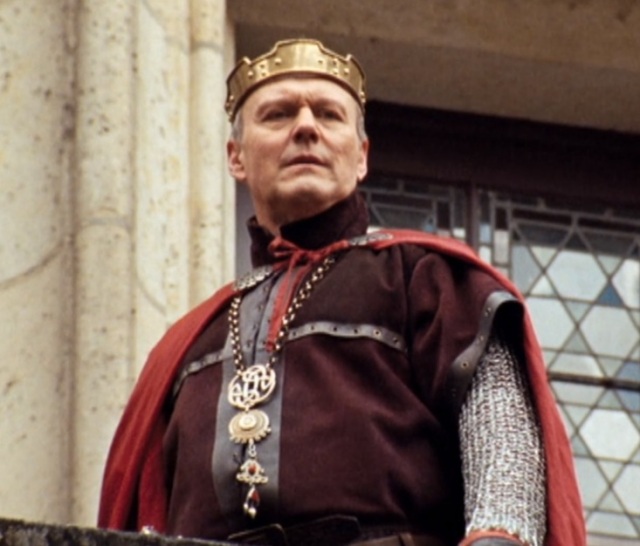 abcdaire des  personnages de series tv Merlin-uther-pendragon-vows-to-excuete-warlock-witches-magic-users-anthony-head