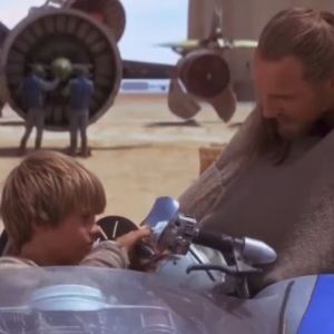 Anakin Skywalker talking with Qui-Gon Jinn pod racing Star Wars Episode I The Phantom Menace Jake Lloyd 